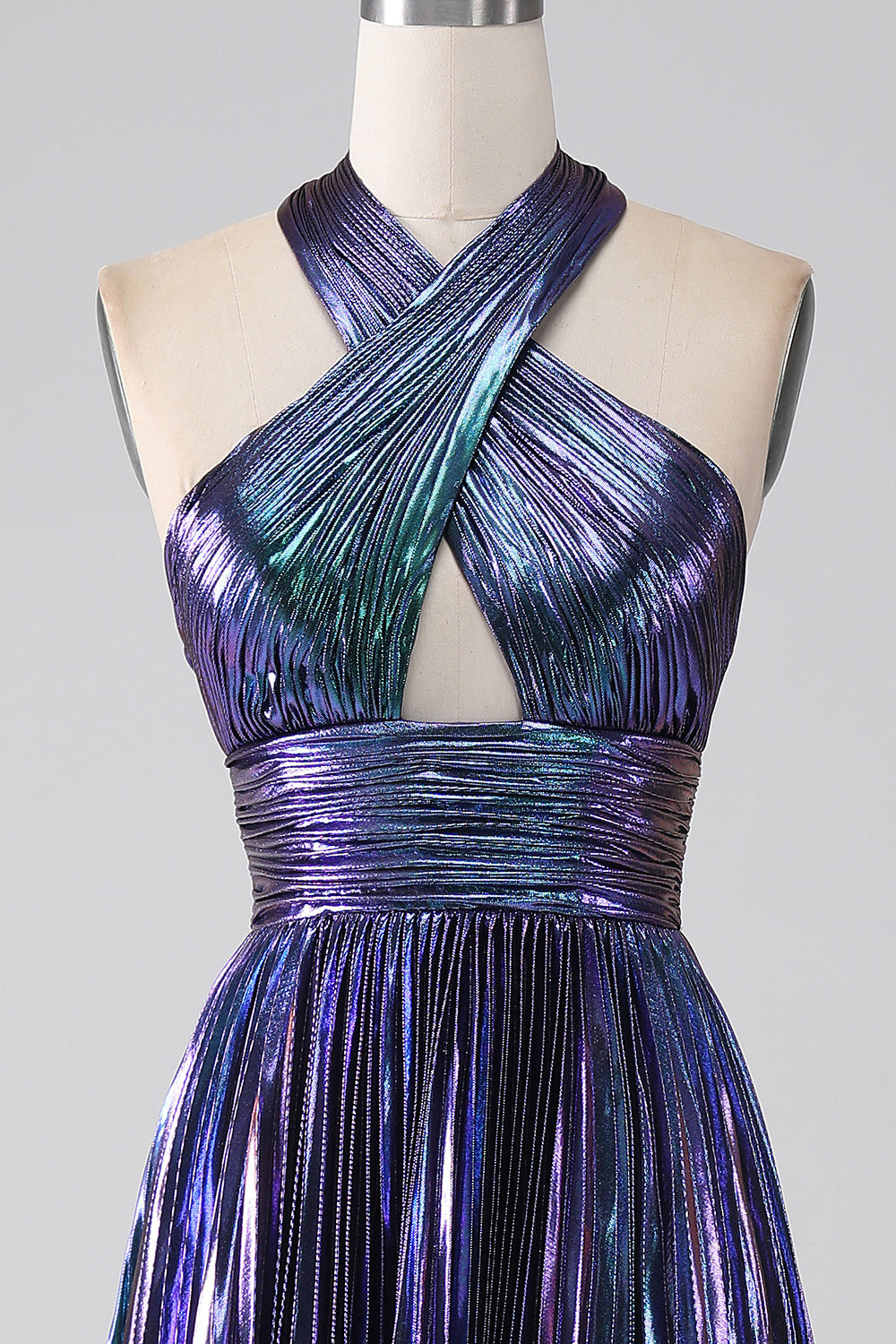 Vestido de Fiesta Morado Brillante con Cuello Halter y Plisado Línea A