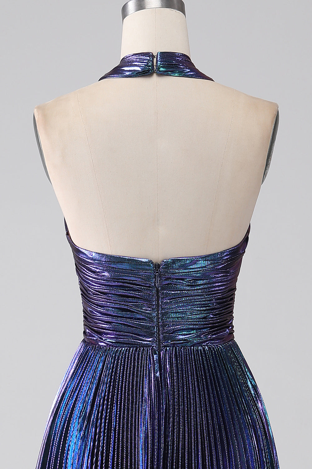 Vestido de Fiesta Morado Brillante con Cuello Halter y Plisado Línea A