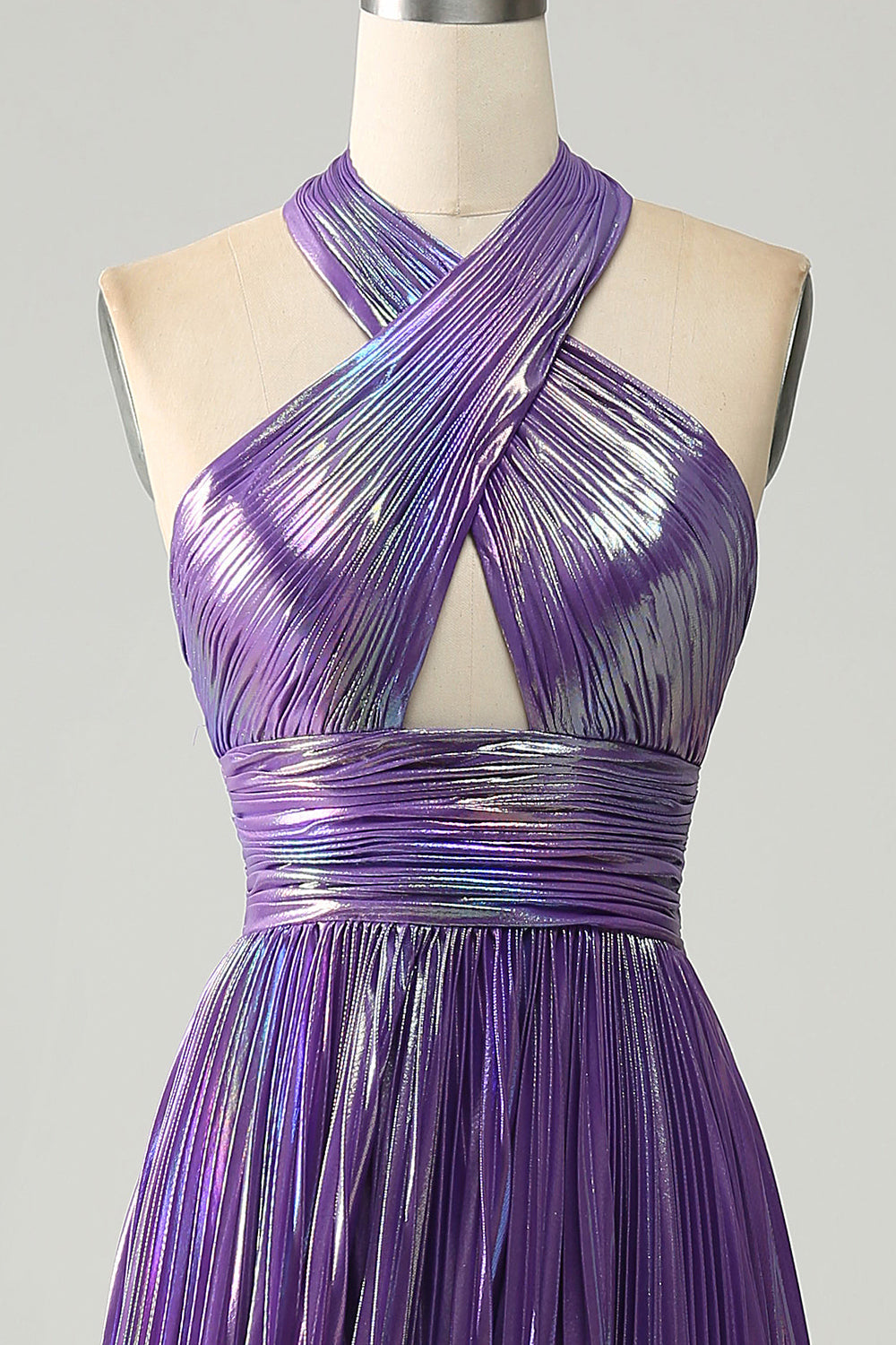 Vestido de Fiesta Morado Brillante con Cuello Halter y Plisado Línea A