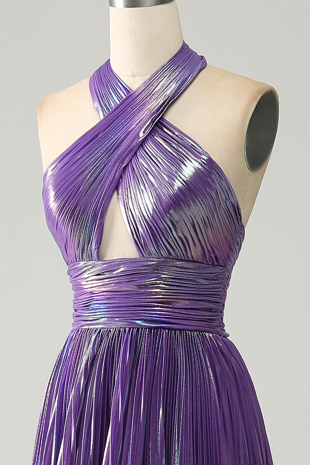 Vestido de Fiesta Morado Brillante con Cuello Halter y Plisado Línea A