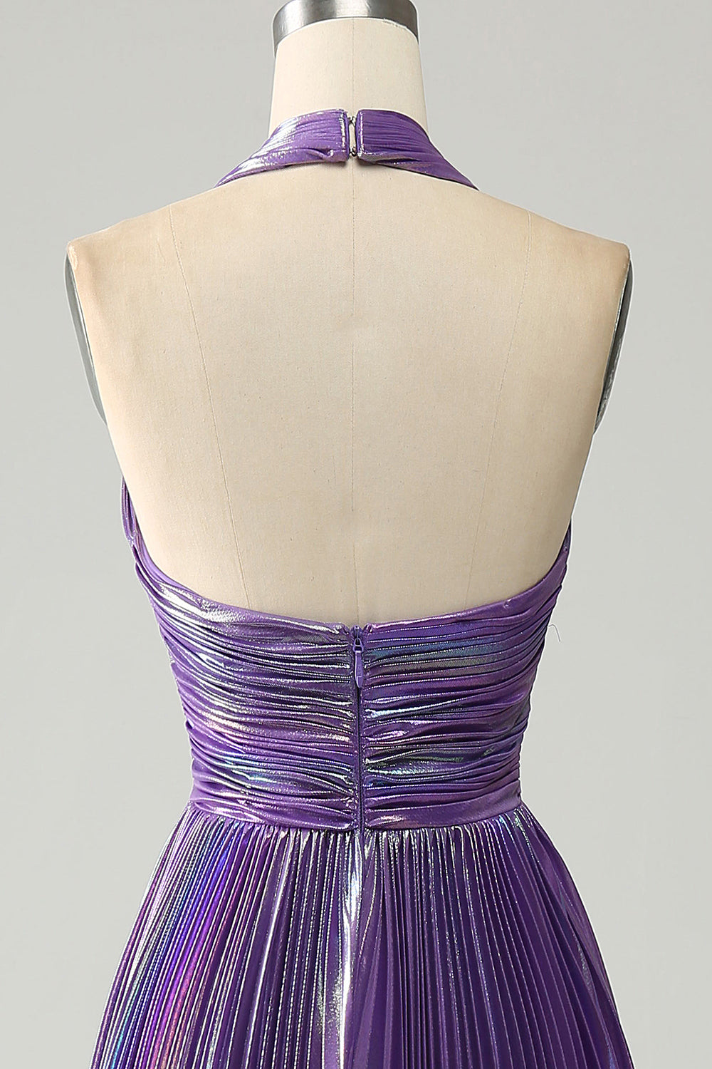 Vestido de Fiesta Morado Brillante con Cuello Halter y Plisado Línea A
