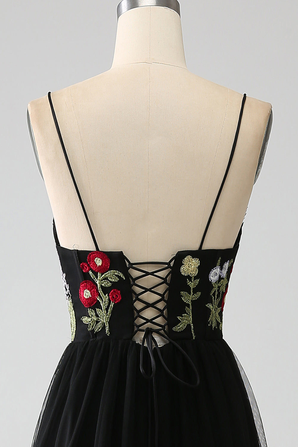 Robe de bal longue en dentelle brodée avec corset noir à bretelles spaghetti et ligne A
