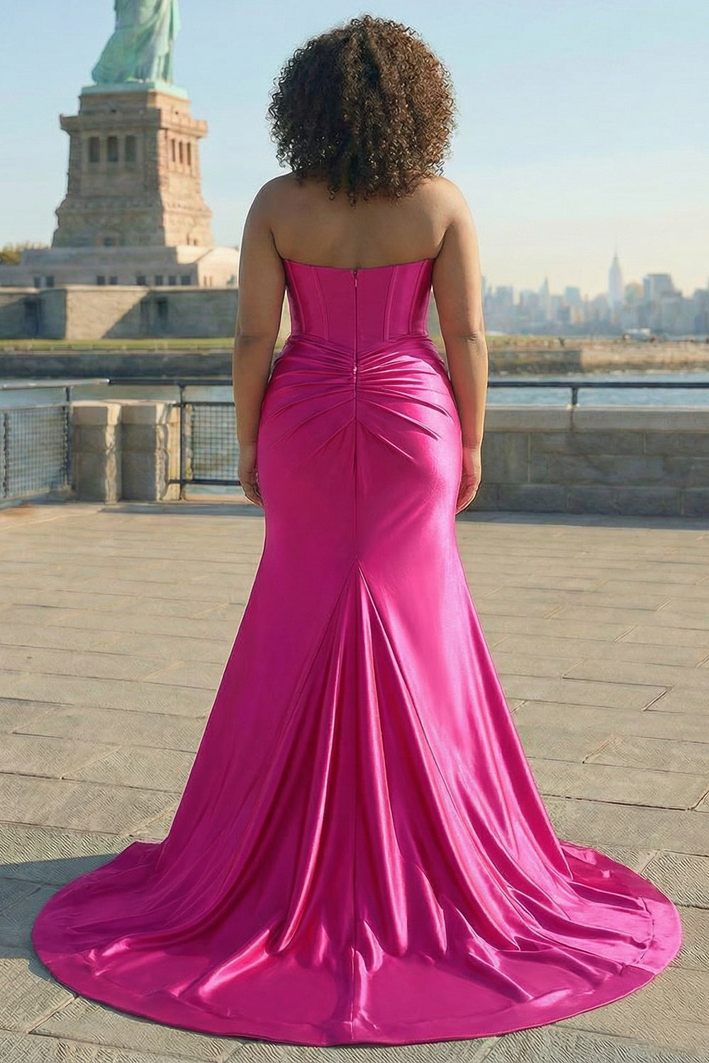 Robe de bal longue corsetée cœur sirène fuchsia pailletée avec fente