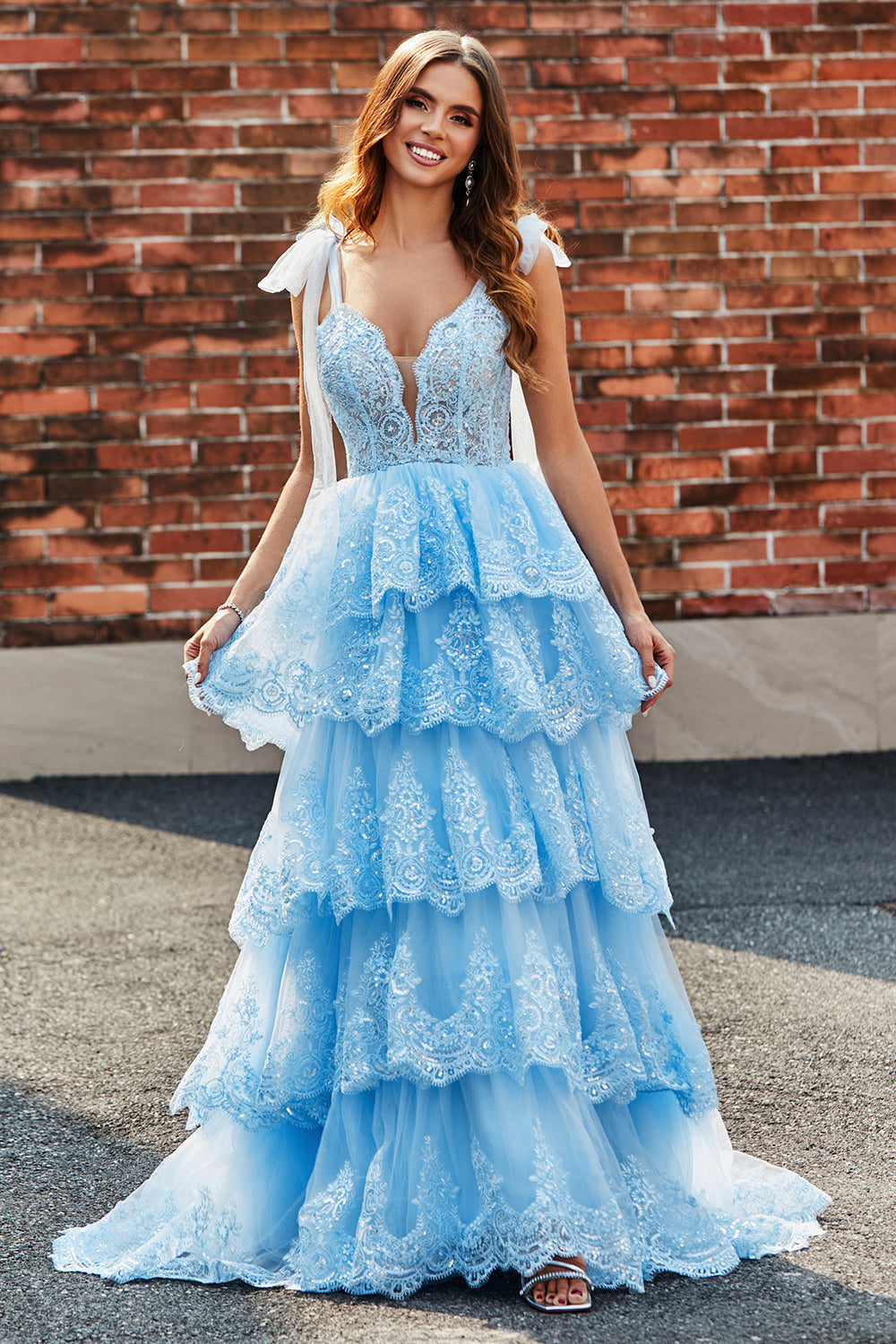 Robe de bal en tulle étagé avec encolure en cœur, bretelles à nœud et paillettes avec appliques