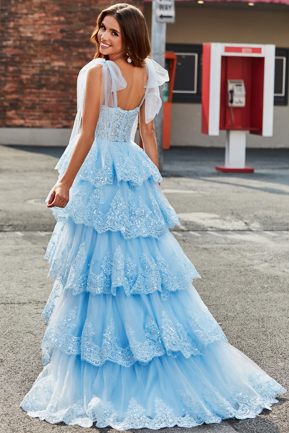 Robe de bal en tulle étagé avec encolure en cœur, bretelles à nœud et paillettes avec appliques