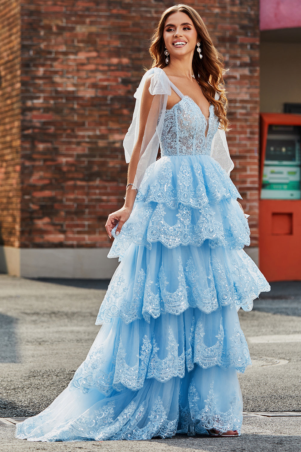 Robe de bal en tulle étagé avec encolure en cœur, bretelles à nœud et paillettes avec appliques