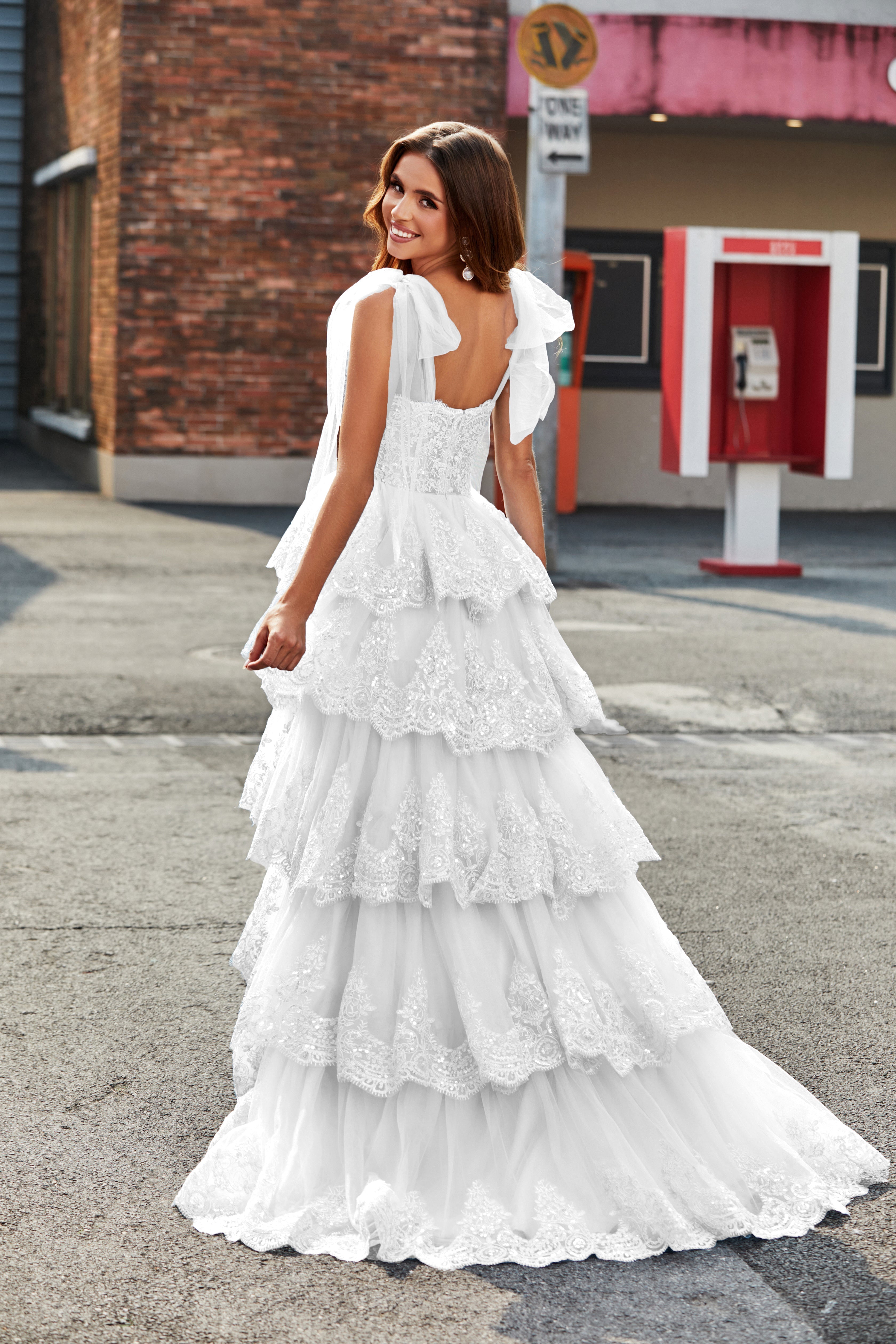 Robe de mariée longue blanche trapèze étagée en dentelle