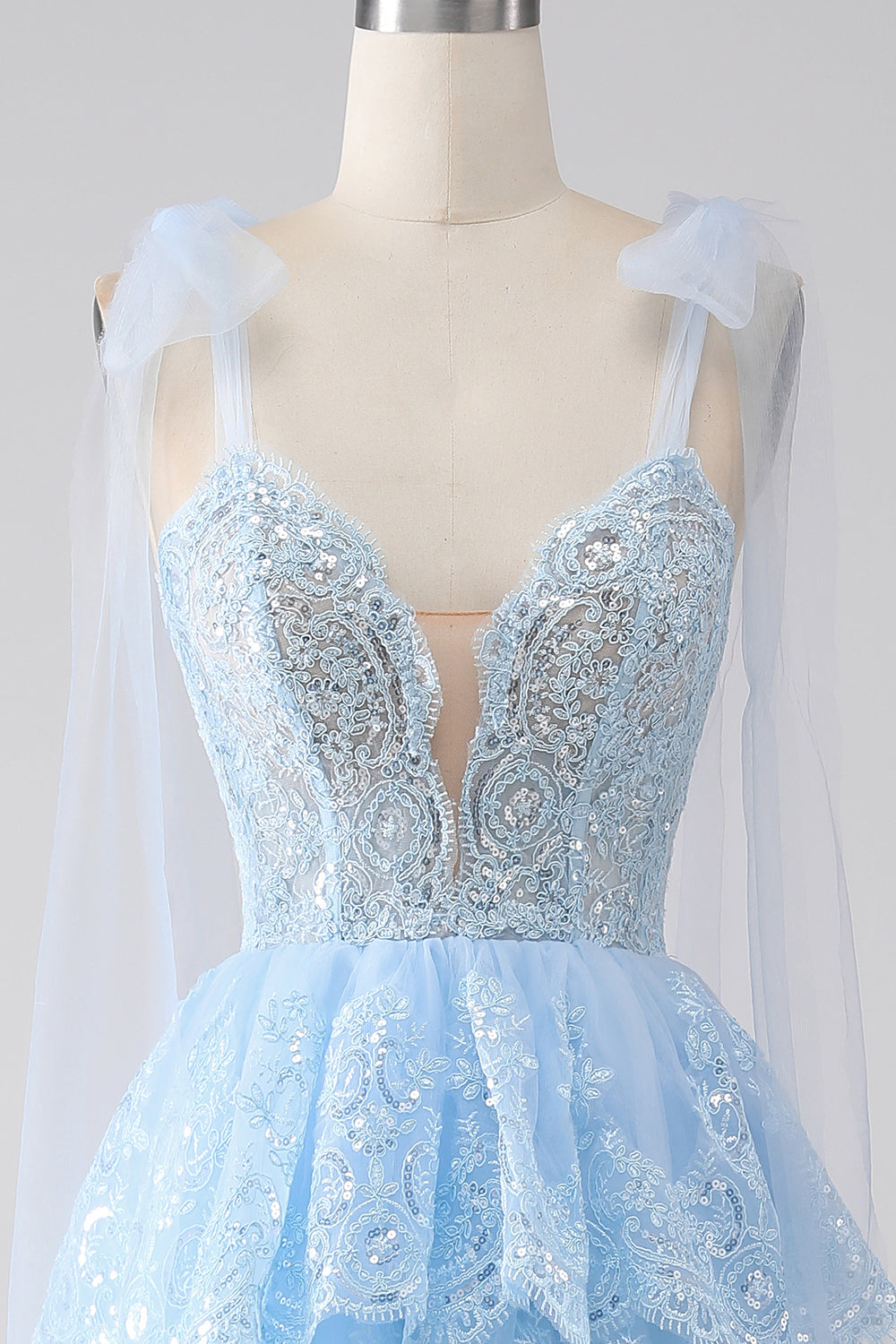 Robe de bal en tulle étagée avec paillettes et appliqués, bretelles nœud papillon, couleur bleu clair