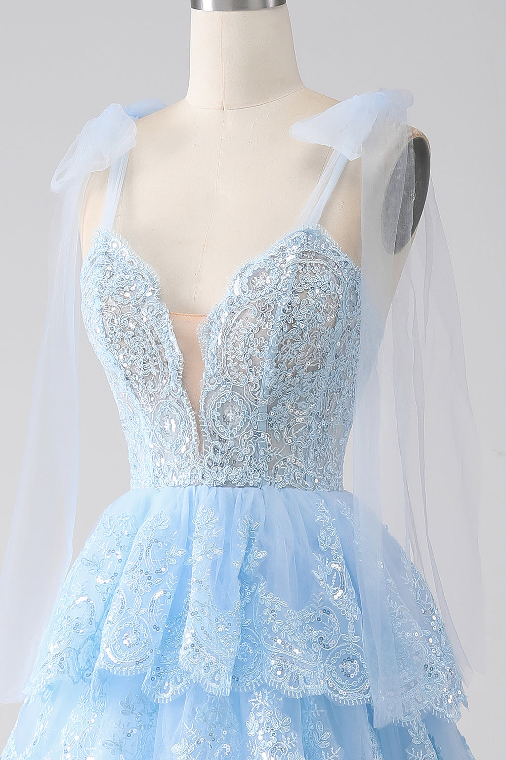 Robe de bal en tulle étagée avec paillettes et appliqués, bretelles nœud papillon, couleur bleu clair