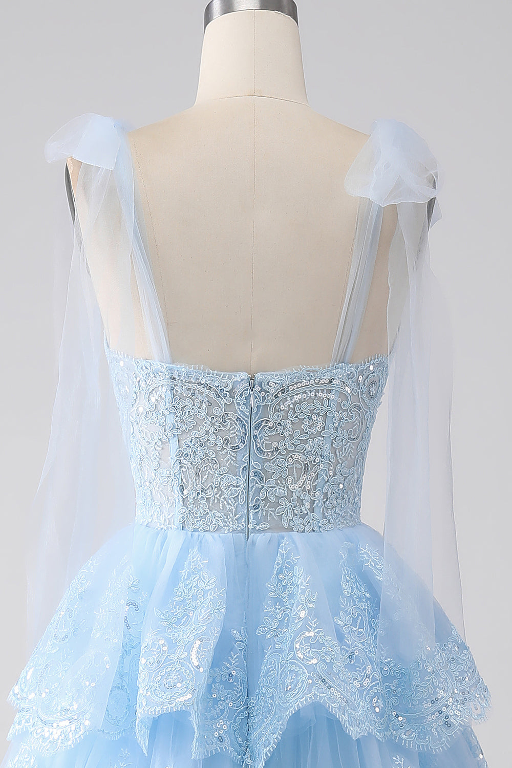 Robe de bal en tulle étagée avec paillettes et appliqués, bretelles nœud papillon, couleur bleu clair