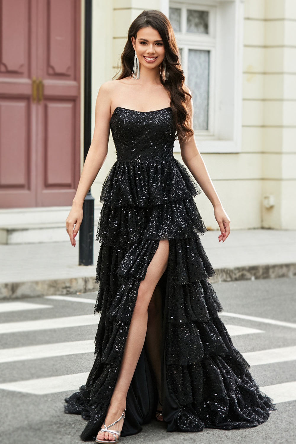 Robe de bal longue noire sans bretelles en sequins coupe trapèze avec volants élégante