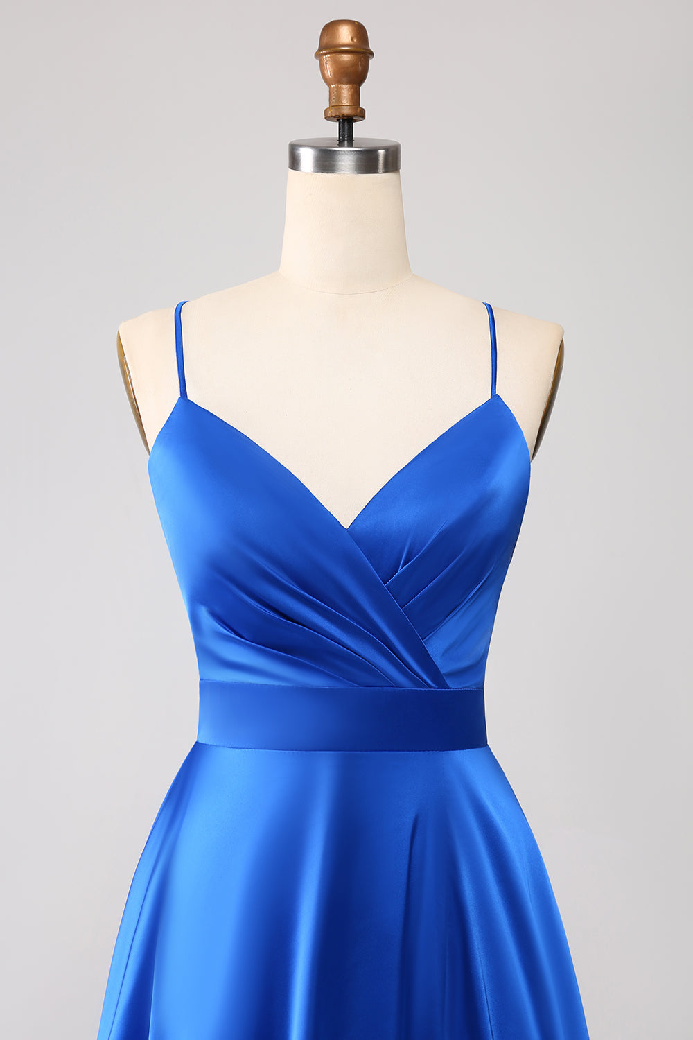 Robe de bal bleu roi en satin évasée à fines bretelles avec fente