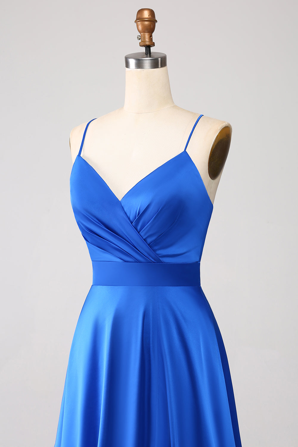 Robe de bal bleu roi en satin évasée à fines bretelles avec fente