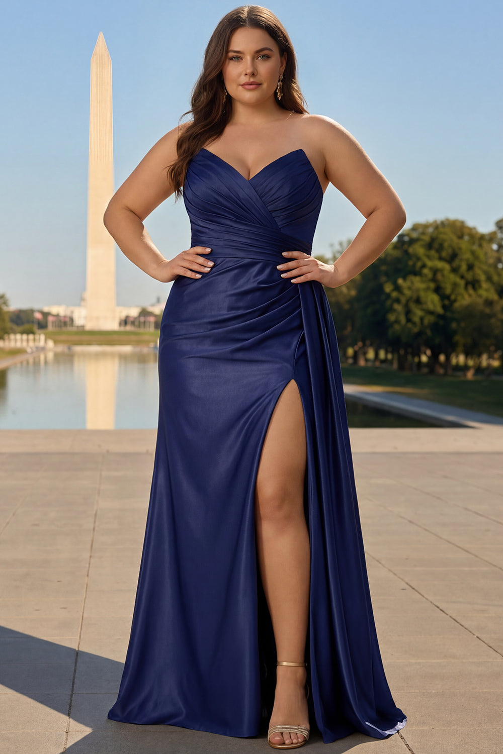 Robe de soirée longue fendue bleu marine en sirène avec bretelles spaghetti et corset plissé