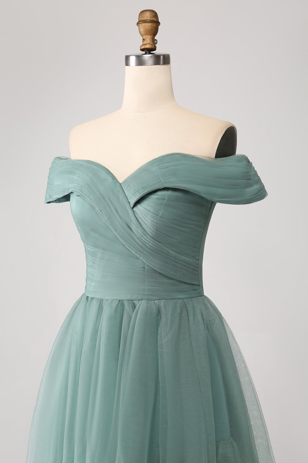 Robe de bal trapèze en tulle étagé vert gris à épaules dénudées