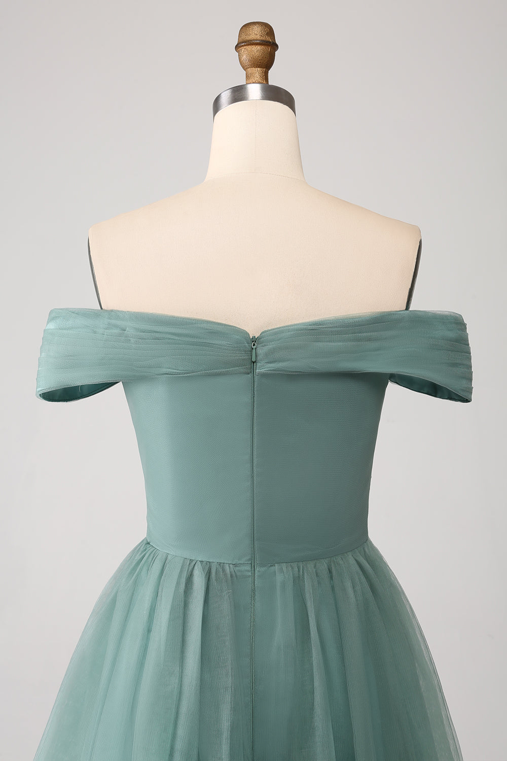 Robe de bal trapèze en tulle étagé vert gris à épaules dénudées