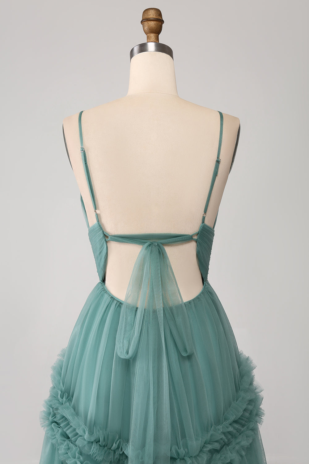 Robe de bal longue en tulle vert coupe trapèze à fines bretelles avec volants