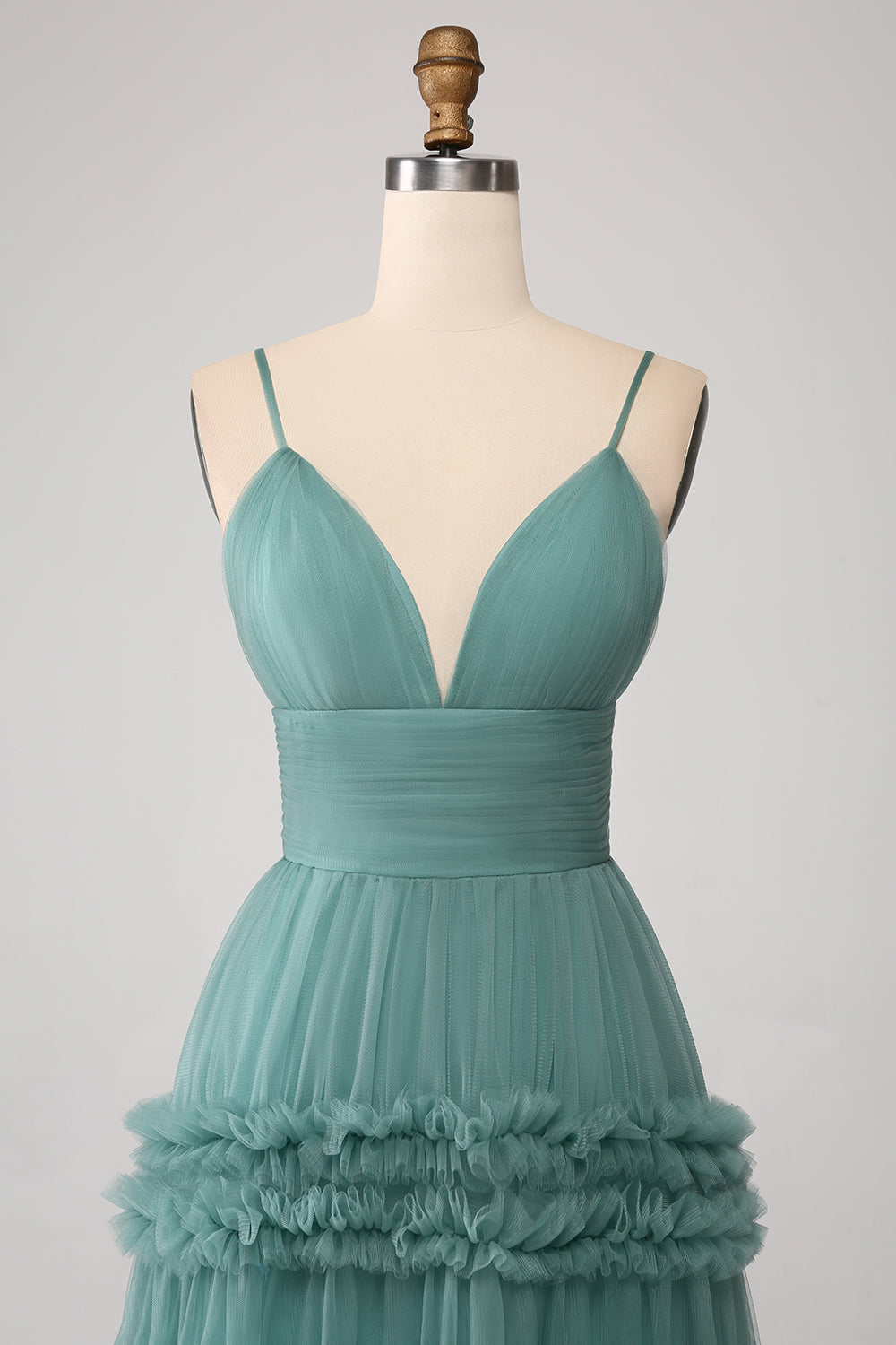Robe de bal longue en tulle vert coupe trapèze à fines bretelles avec volants