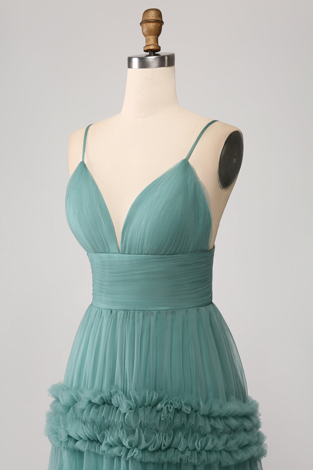 Robe de bal longue en tulle vert coupe trapèze à fines bretelles avec volants