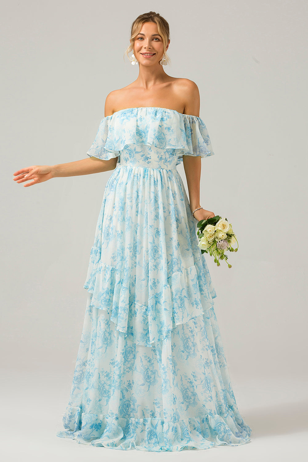 Robe de demoiselle d'honneur longue bohème à épaules dénudées avec volants, imprimé floral bleu et blanc