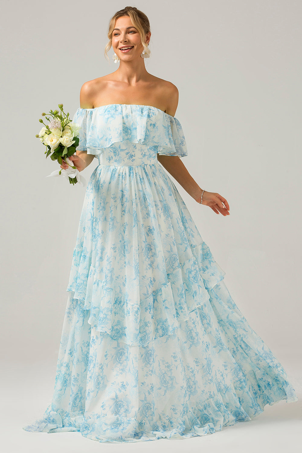 Robe de demoiselle d'honneur longue bohème à épaules dénudées avec volants, imprimé floral bleu et blanc