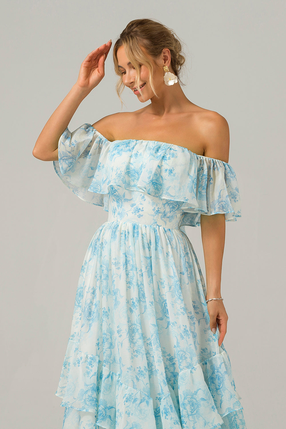 Robe de demoiselle d'honneur longue bohème à épaules dénudées avec volants, imprimé floral bleu et blanc