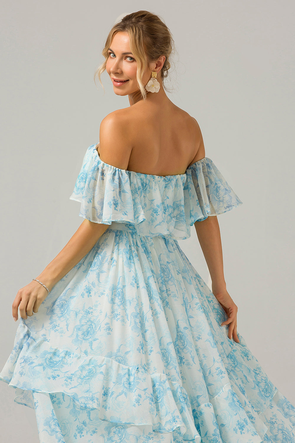 Robe de demoiselle d'honneur longue bohème à épaules dénudées avec volants, imprimé floral bleu et blanc