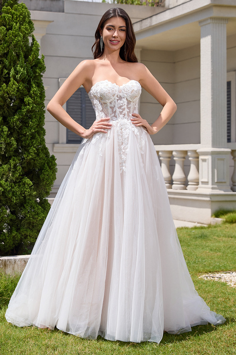 Robe de mariée longue blanche scintillante trapèze bustier cœur ornée de dentelle appliquée