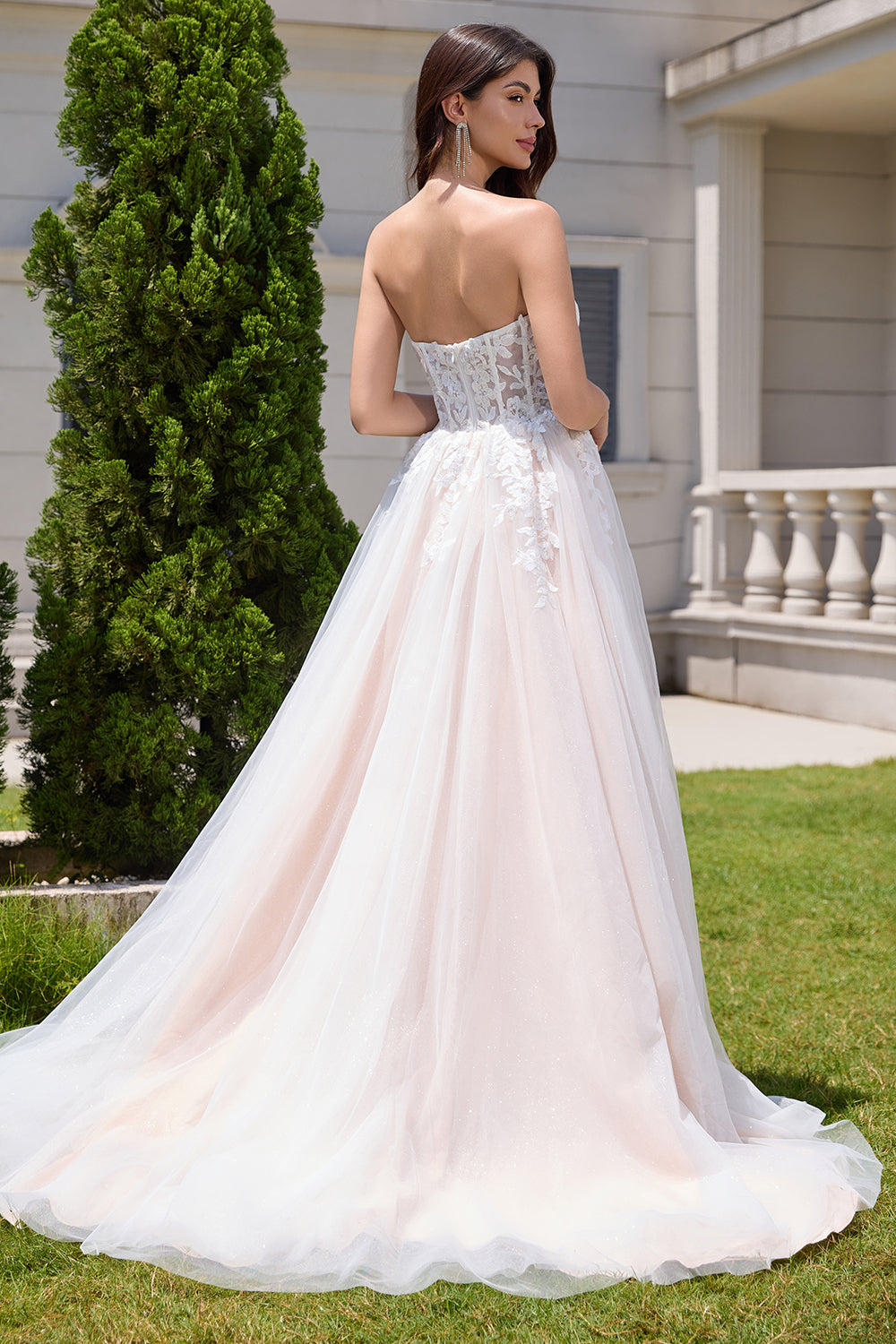 Robe de mariée longue blanche scintillante trapèze bustier cœur ornée de dentelle appliquée
