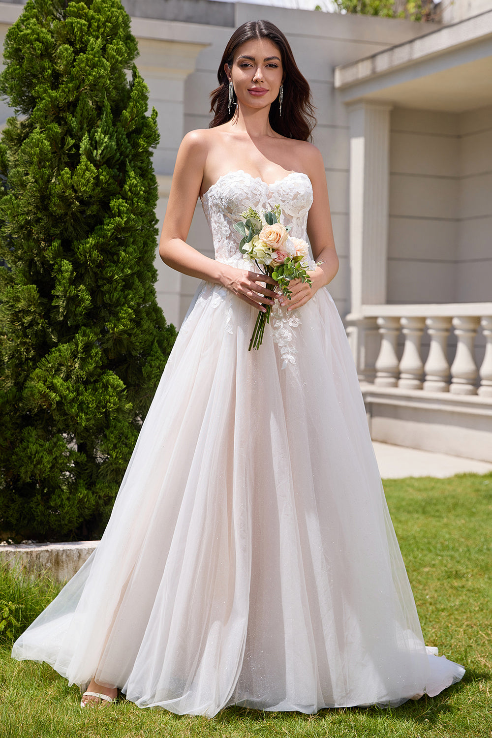 Robe de mariée longue blanche scintillante trapèze bustier cœur ornée de dentelle appliquée