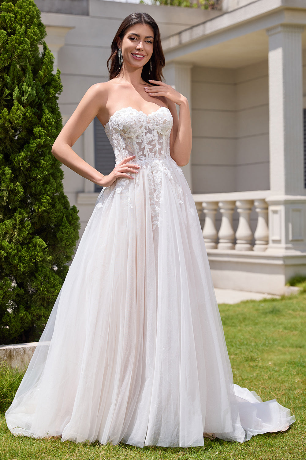 Robe de mariée longue blanche scintillante trapèze bustier cœur ornée de dentelle appliquée