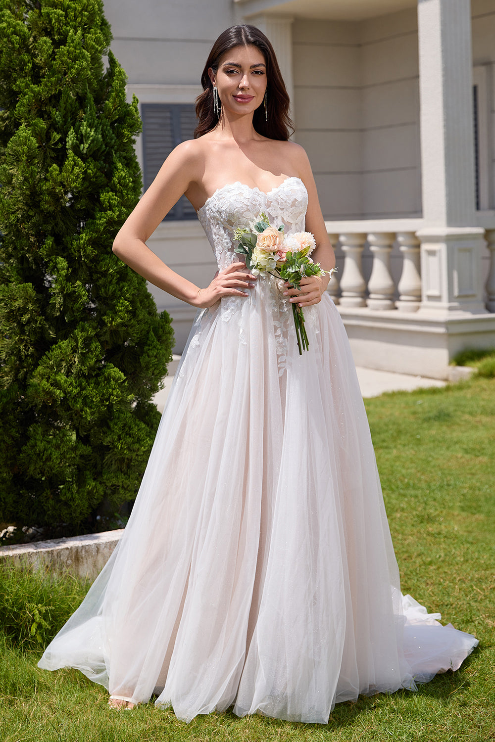 Robe de mariée longue blanche scintillante trapèze bustier cœur ornée de dentelle appliquée