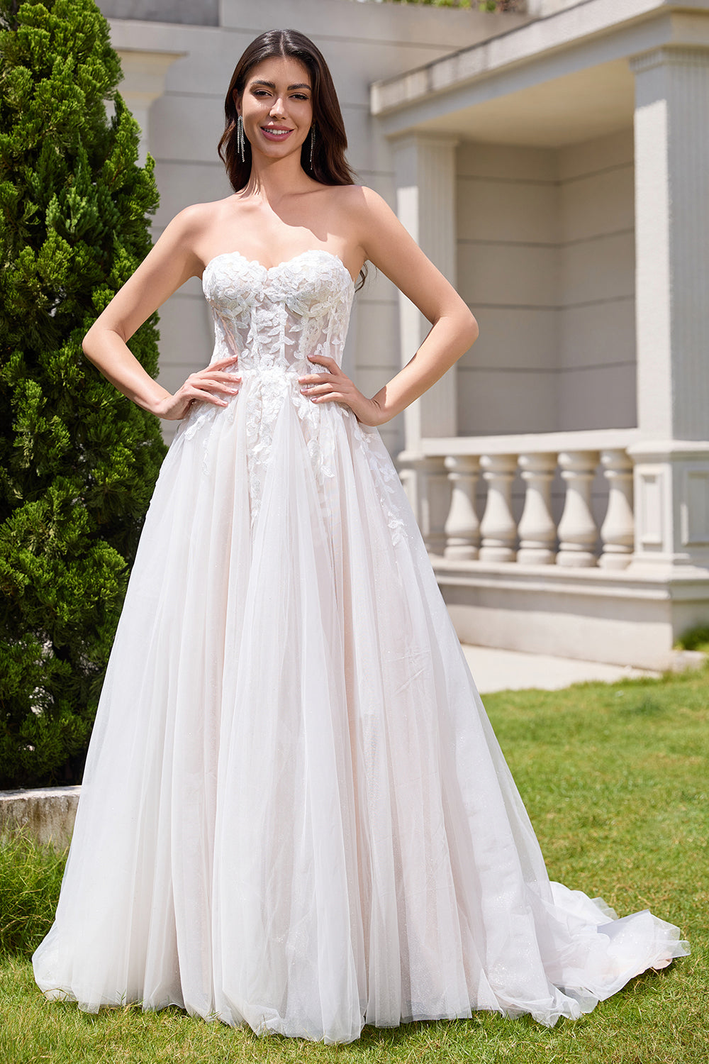Robe de mariée longue blanche scintillante trapèze bustier cœur ornée de dentelle appliquée