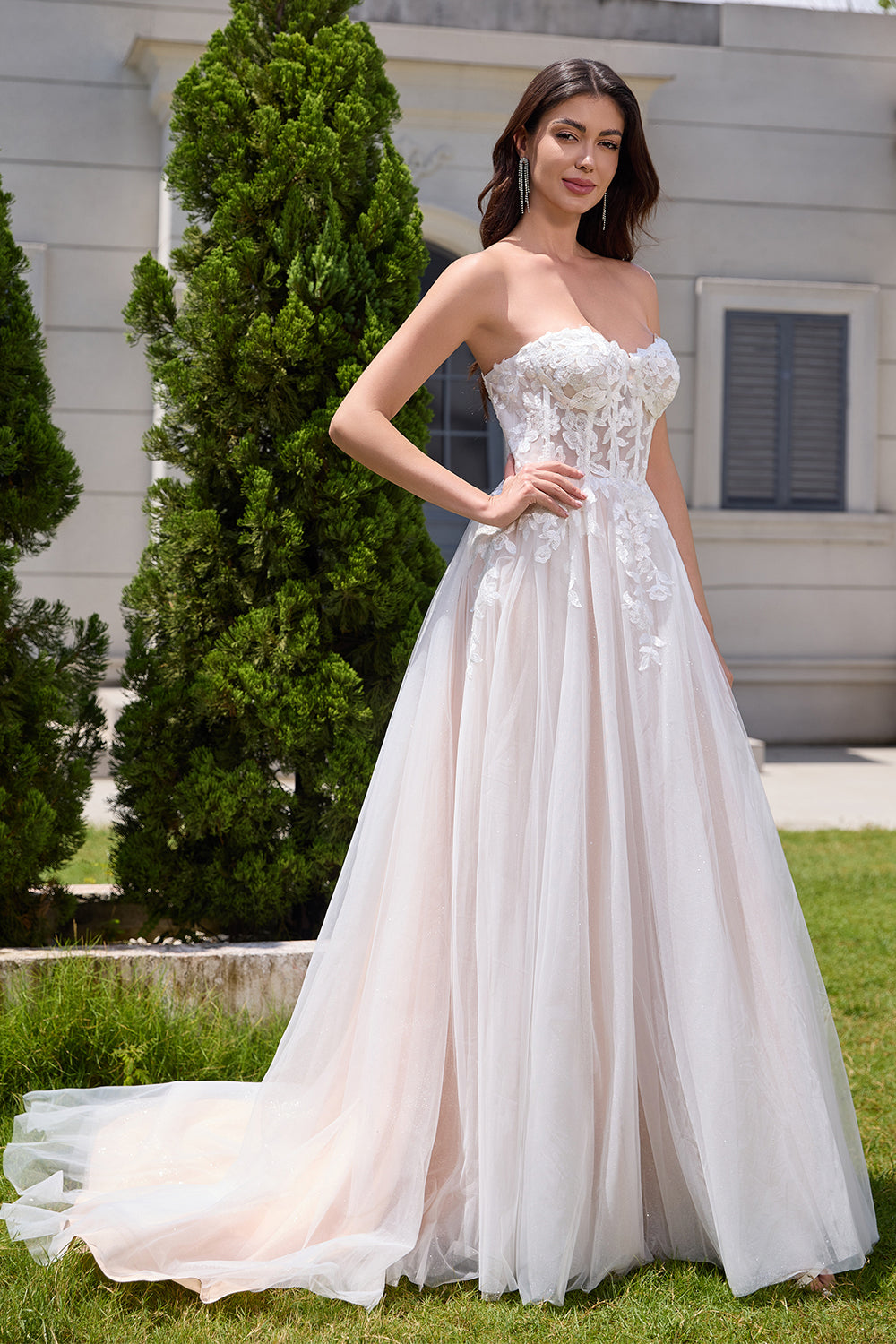 Robe de mariée longue blanche scintillante trapèze bustier cœur ornée de dentelle appliquée