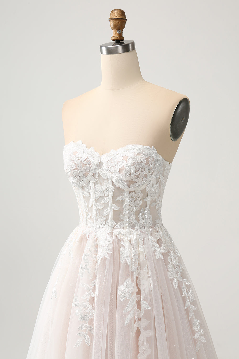 Robe de mariée bustier coupe trapèze blanche et scintillante avec dentelle appliquée