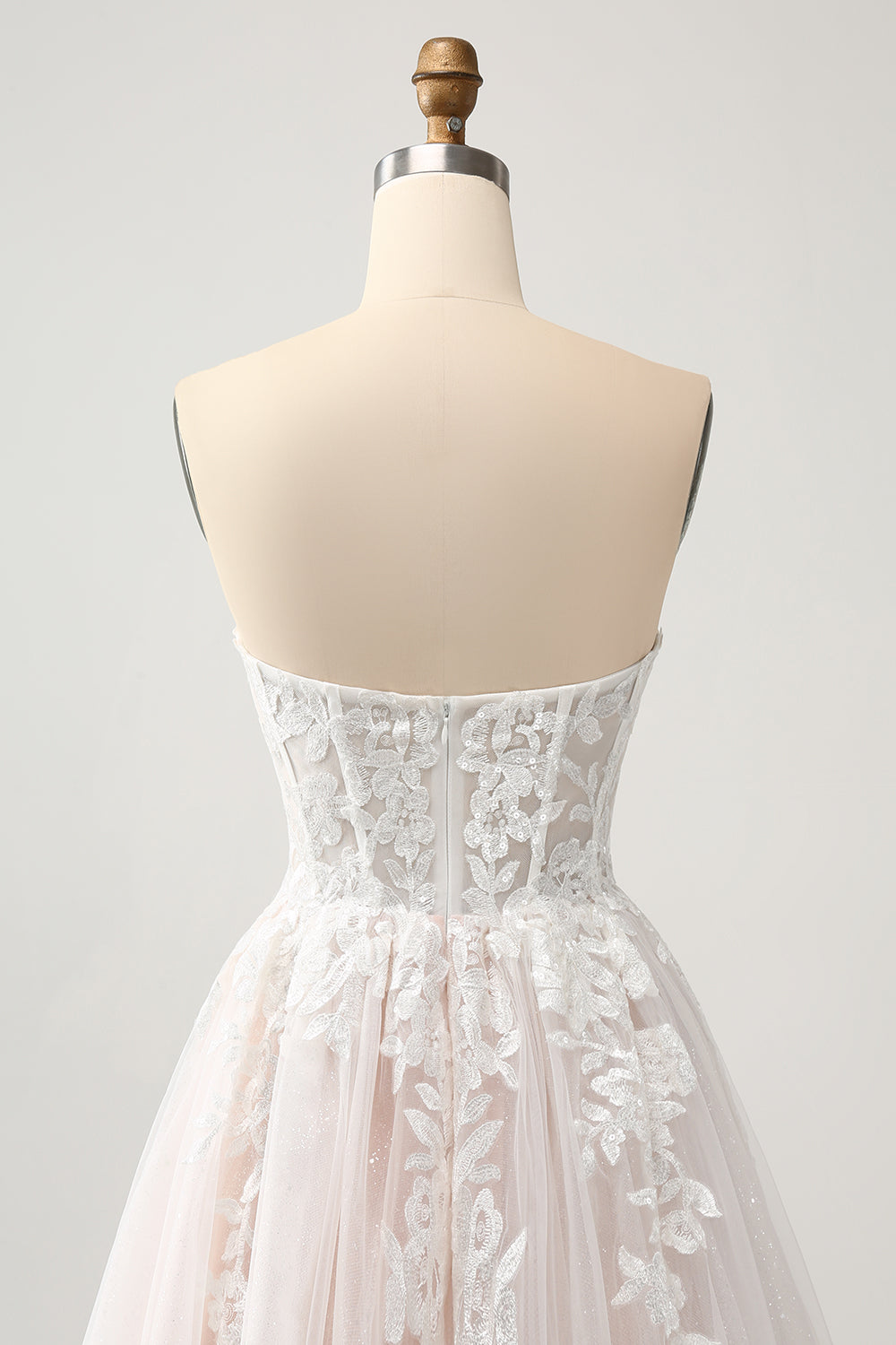 Robe de mariée bustier coupe trapèze blanche et scintillante avec dentelle appliquée