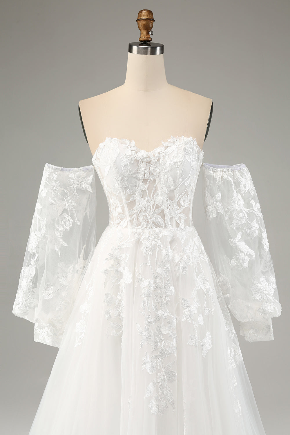 Robe de mariée évasée en tulle blanc avec manches longues et appliques en dentelle