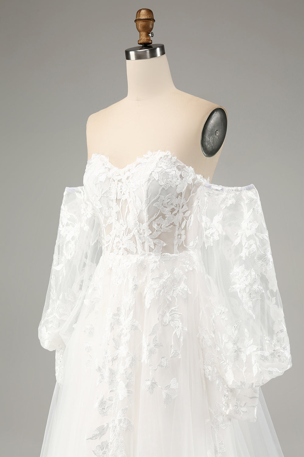 Robe de mariée évasée en tulle blanc avec manches longues et appliques en dentelle