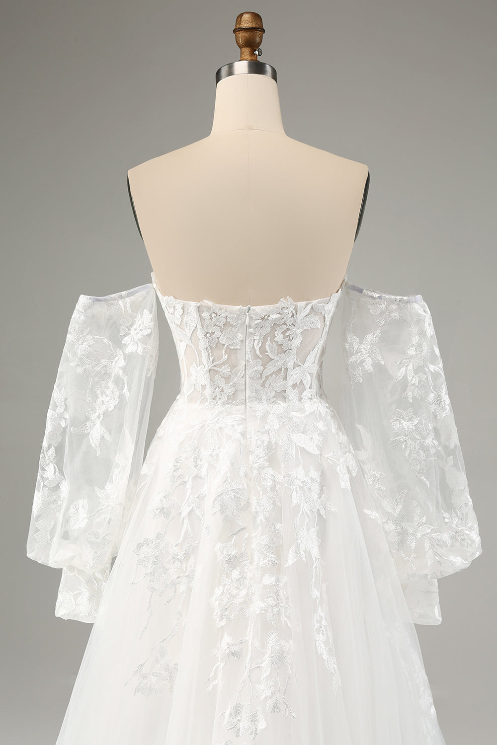 Robe de mariée évasée en tulle blanc avec manches longues et appliques en dentelle