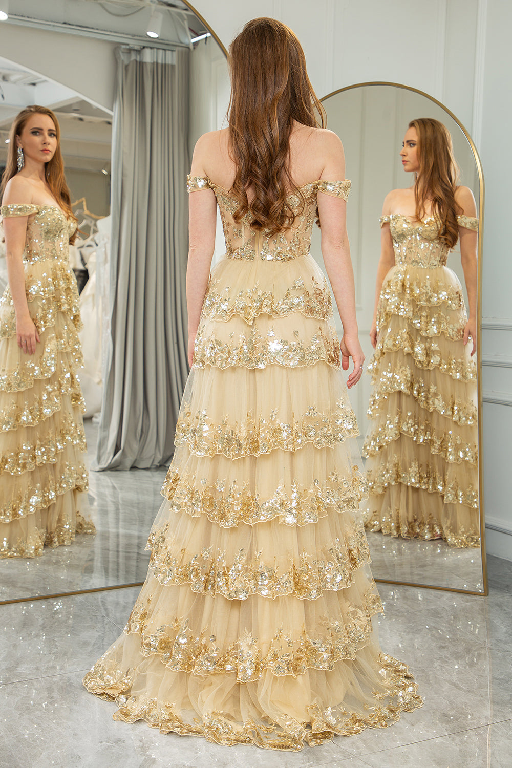 Robe de bal princesse A-line épaules dénudées dorée à volants avec ensemble d'accessoires