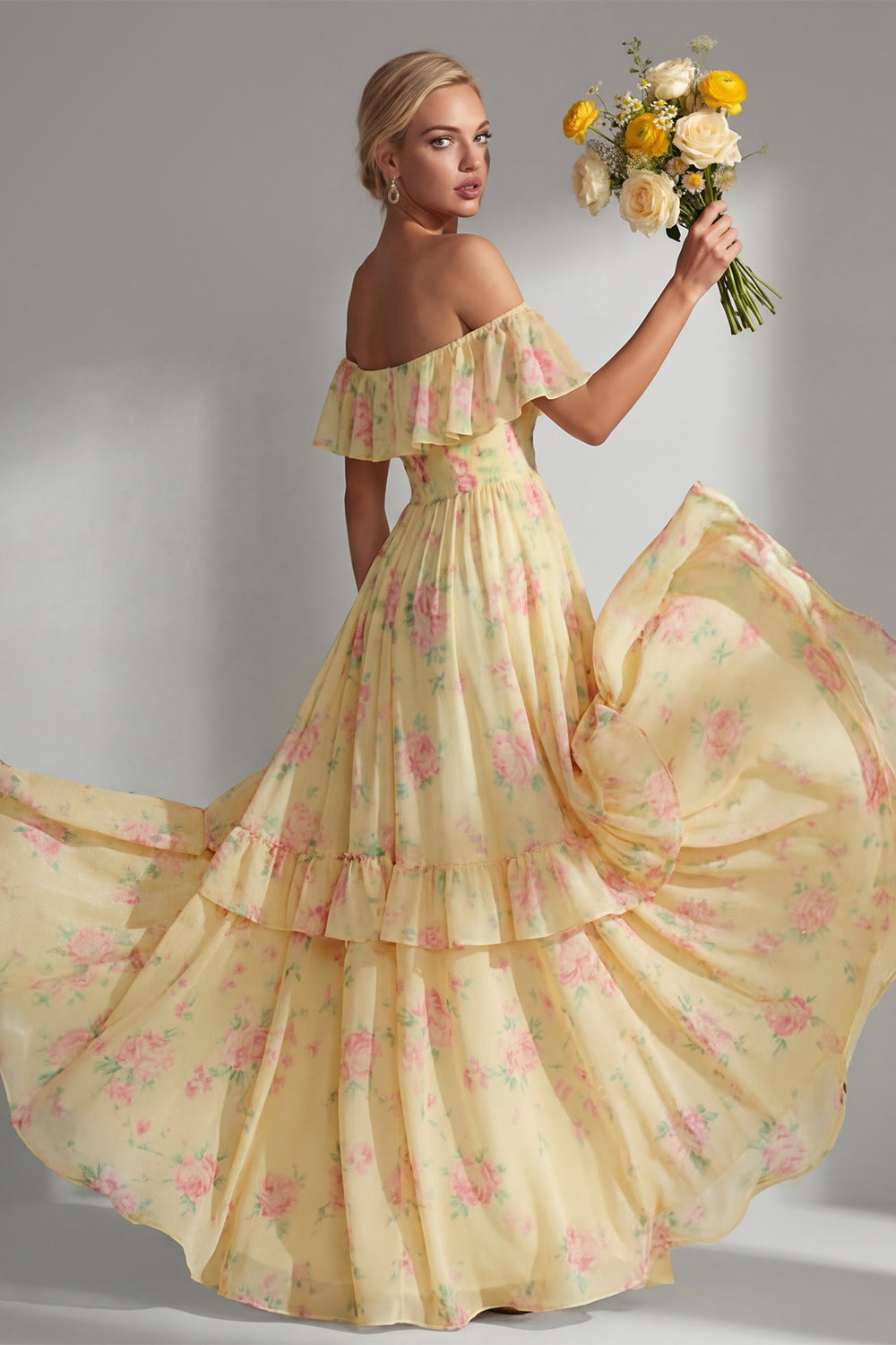 Robe de demoiselle d'honneur longue en mousseline jaune et rose à fleurs, coupe trapèze, épaules dénudées et volants