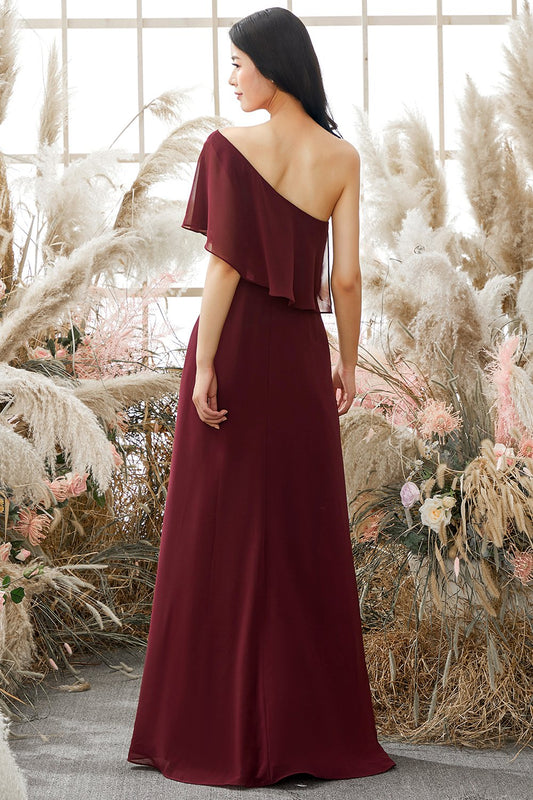 Vestido de dama de honor de chifón burdeos con un solo hombro