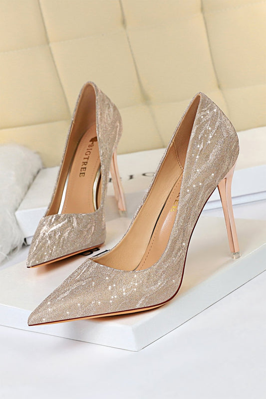 Zapatos de tacón de aguja con lentejuelas y punta baja