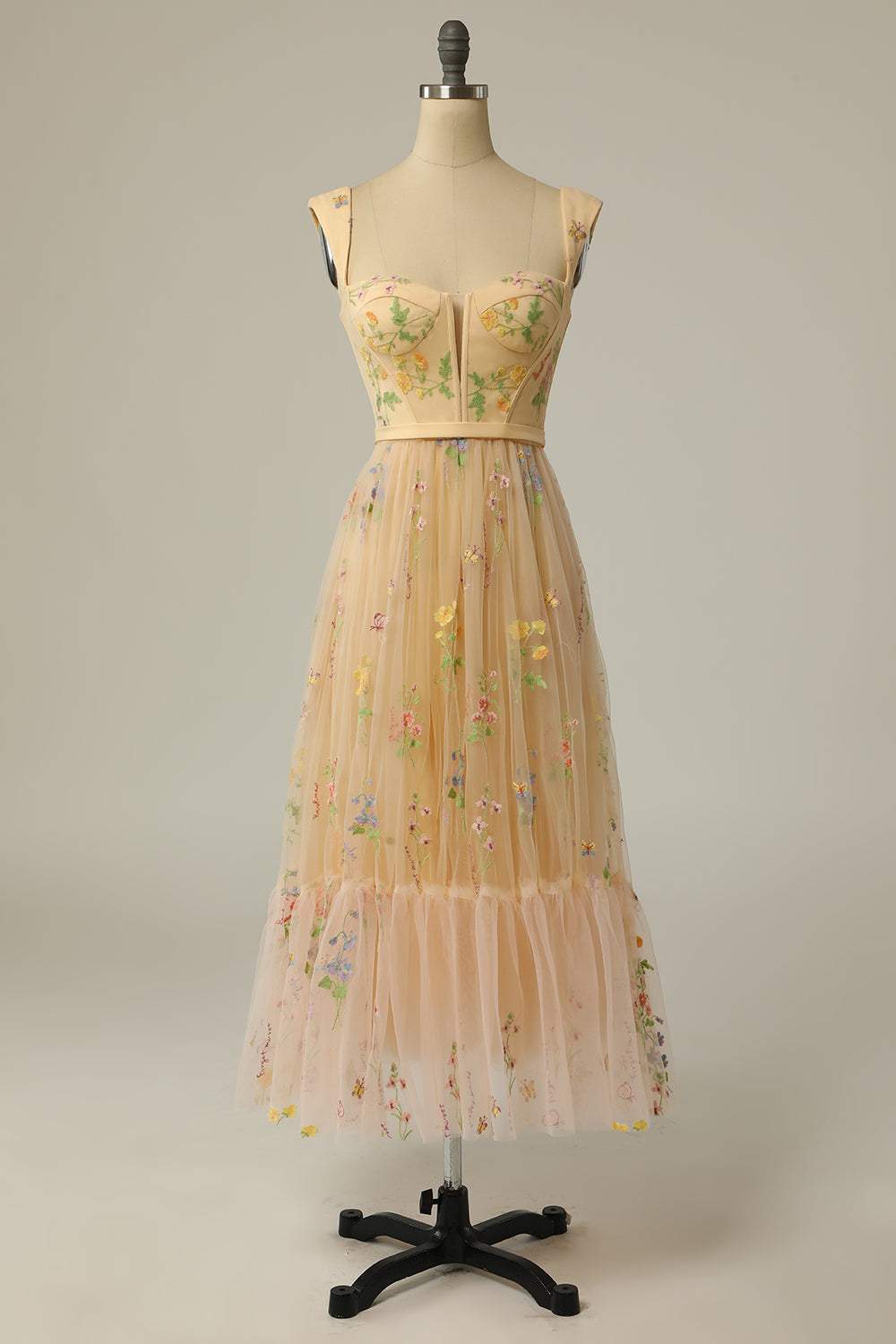 Robe de bal longue en trapèze, de couleur verte, avec un décolleté en cœur et des broderies