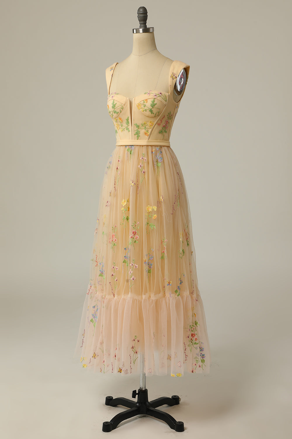 Robe de bal longue en trapèze, de couleur verte, avec un décolleté en cœur et des broderies