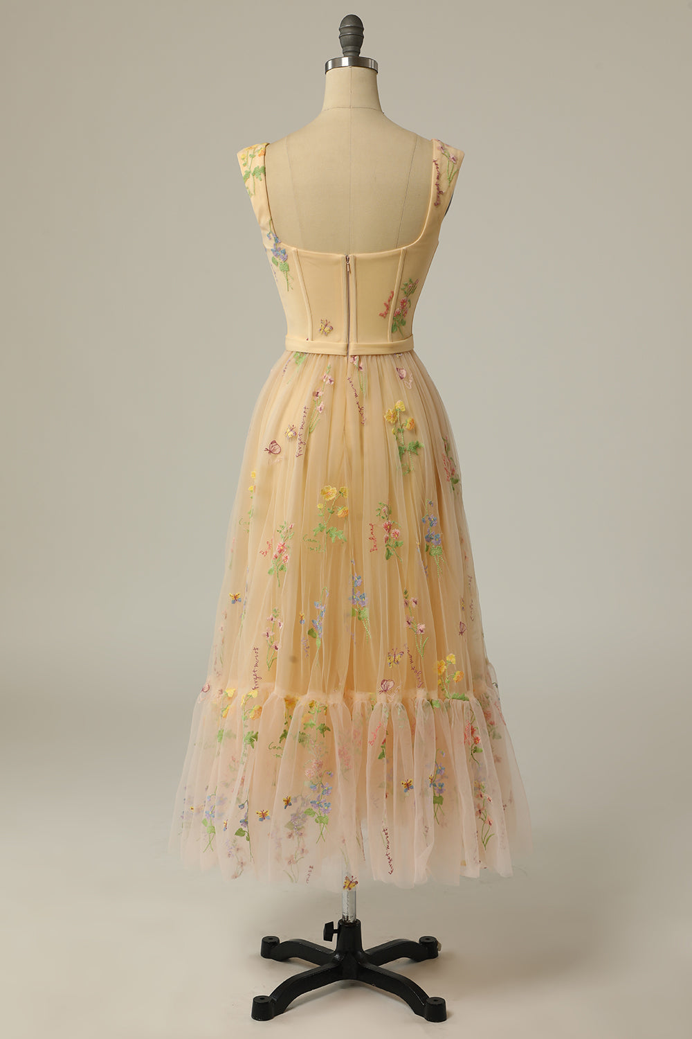 Robe de bal longue en trapèze, de couleur verte, avec un décolleté en cœur et des broderies