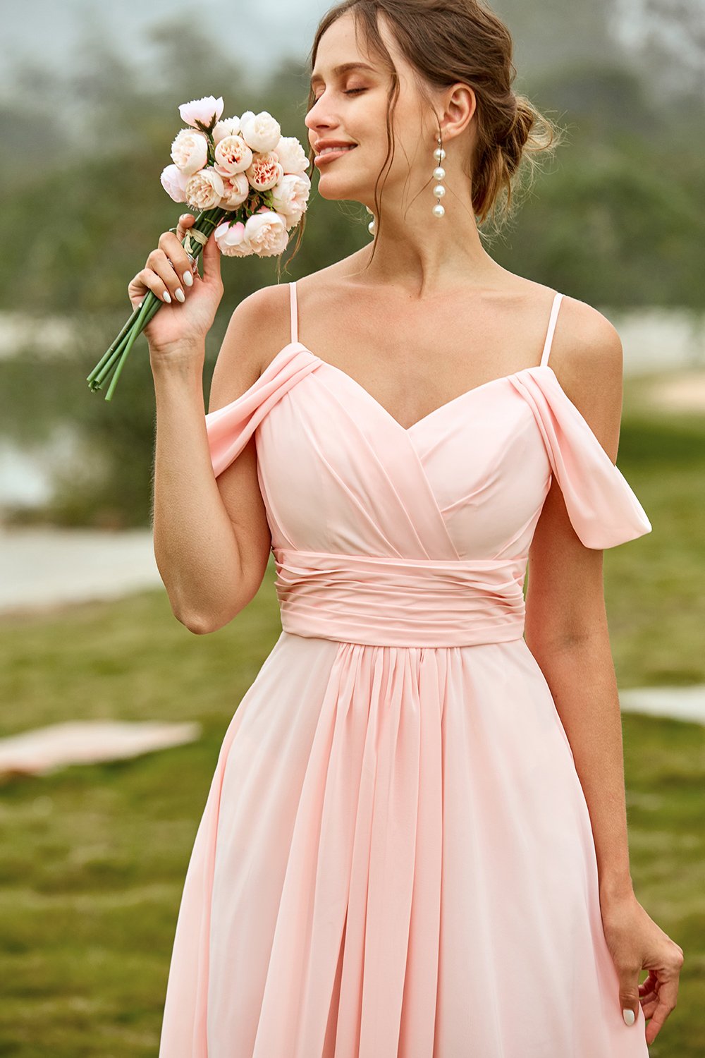 Robe de demoiselle d'honneur blush épaules dénudées