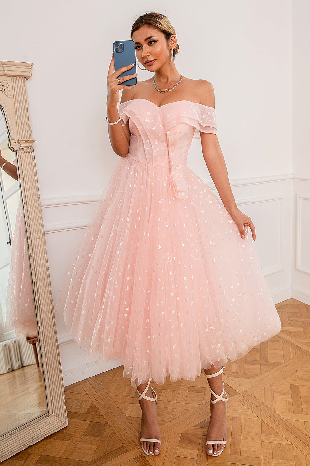 Robe de bal rose à épaules dénudées et cœurs