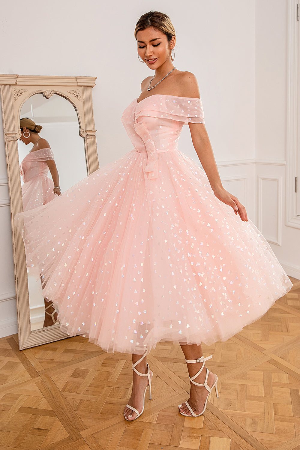 Robe de bal rose à épaules dénudées et cœurs