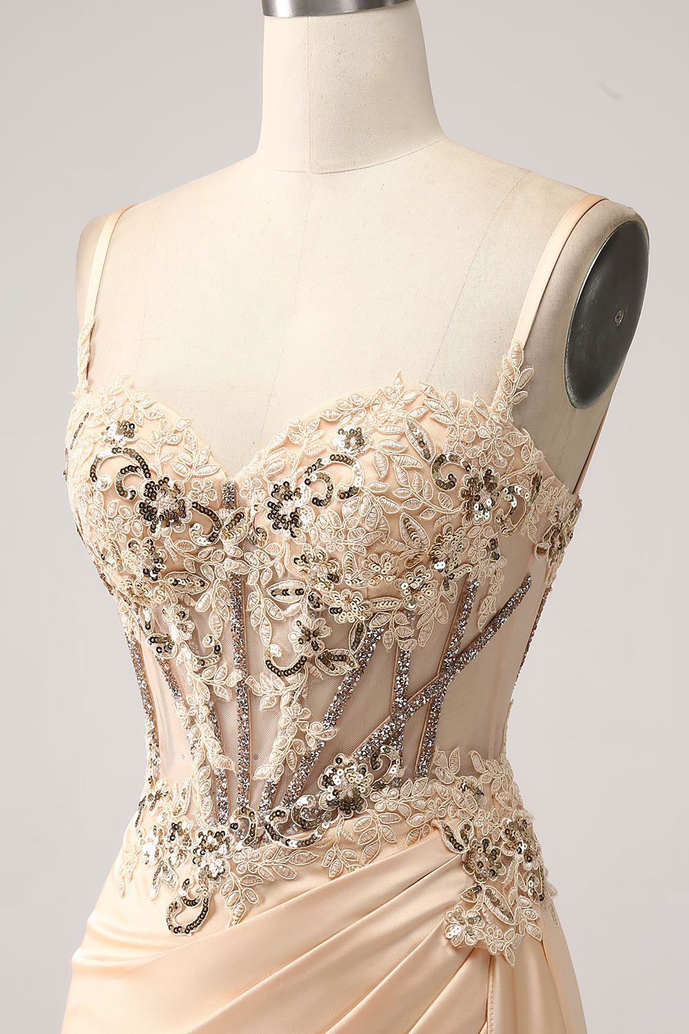 Élégante Robe de Bal Sirène Champagne en Satin Plissé avec Appliques